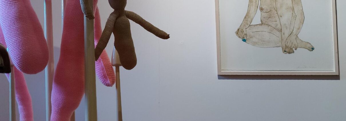 Susanne von Bülow - Nagellacklackiererin und Skulptur Helena Hartmann - ausstellungsansicht