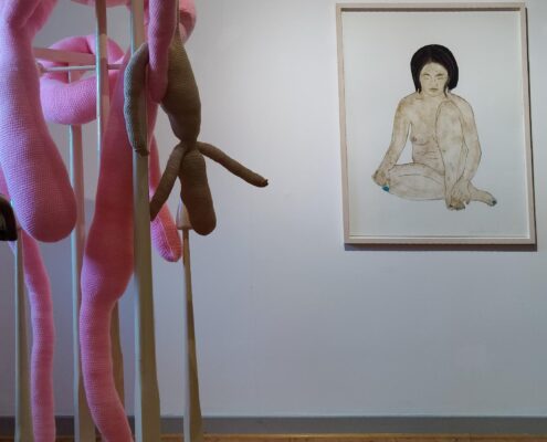 Susanne von Bülow - Nagellacklackiererin und Skulptur Helena Hartmann - ausstellungsansicht