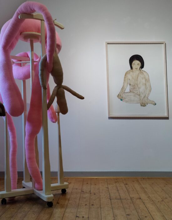 Susanne von Bülow - Nagellacklackiererin und Skulptur Helena Hartmann - ausstellungsansicht