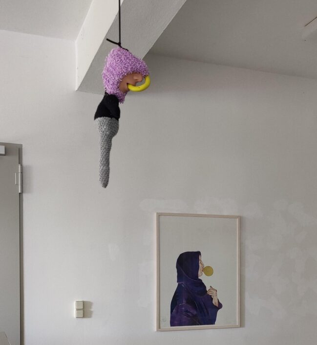 Susanne von Bülow -Bubblegumwoman und hängende Skulptur von Helena Hartmann - Ausstellungsansicht